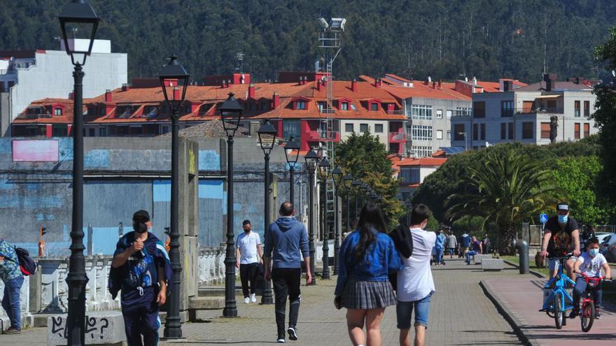 Arousanos paseando por la costa de Vilagarcía.