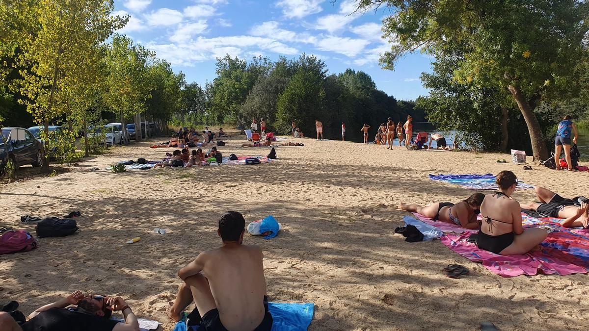 Bañistas en Burganes de Valverde.