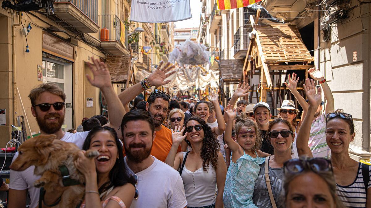 Decoración de la calle Llibertat el día que empiezan las fiestas de Gràcia