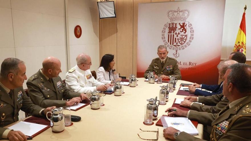 Felip VI convoca Robles i la  cúpula militar per analitzar la crisi