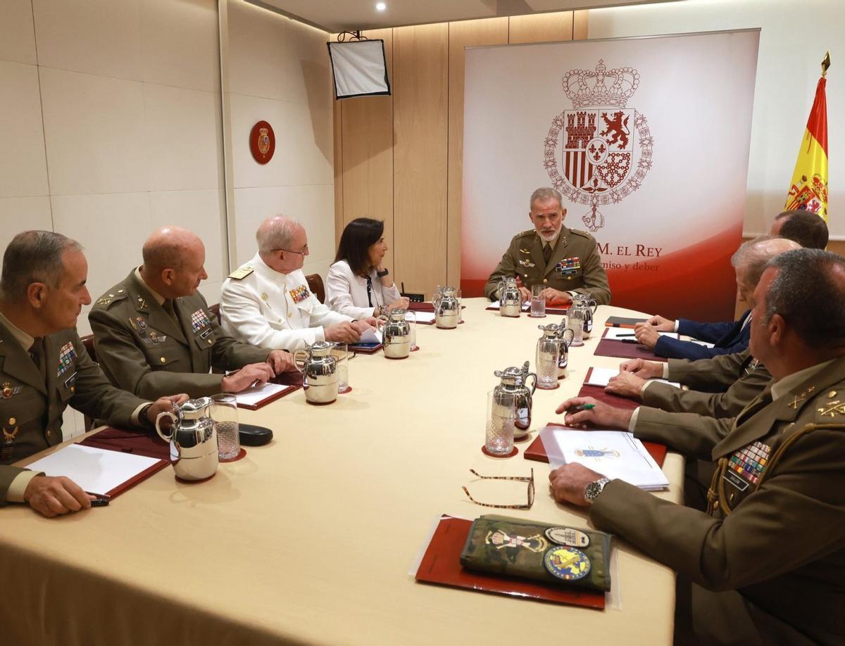 Felip VI convoca Robles i la  cúpula militar per analitzar la crisi