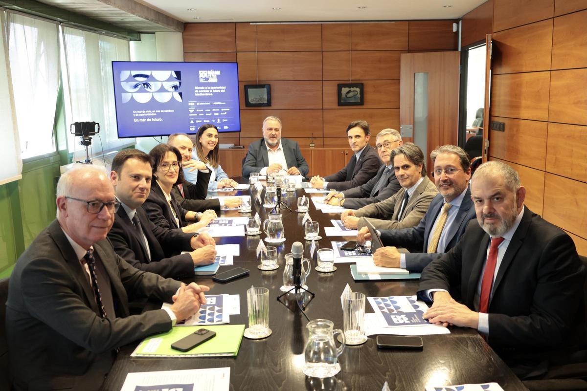 Primera reunión del Consejo del Agua en las instalaciones del diarioLa Opinión de Murcia.