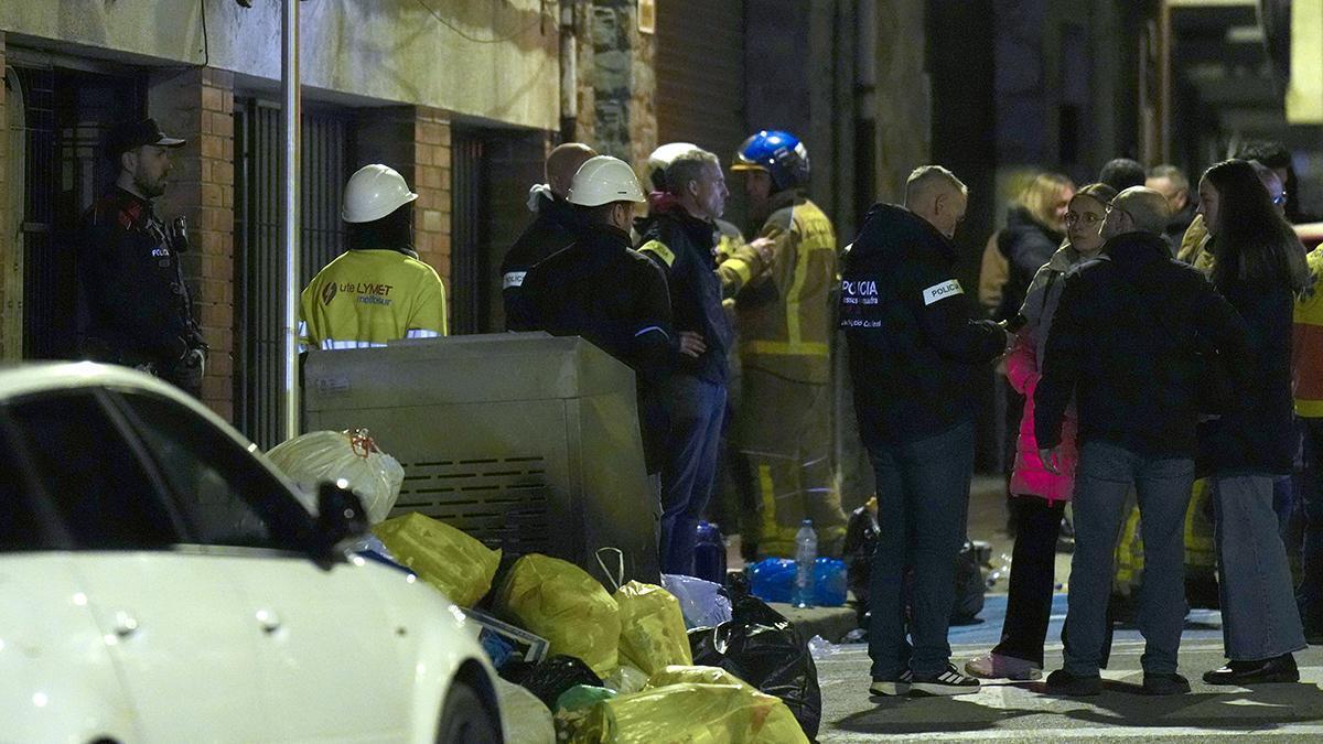 Els serveis d'emergències treballant al bloc on s'ha produït l'incendi mortal a Manlleu