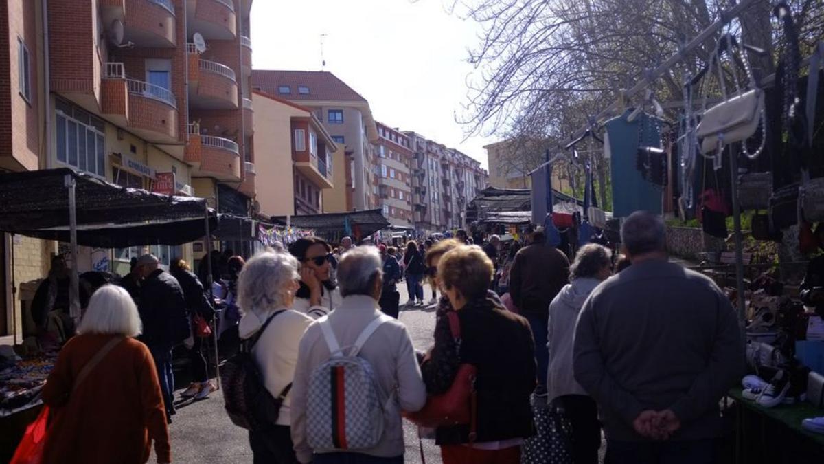 VÍDEO | Dos vendedores del mercadillo de la ropa en Benavente, condenados por coacciones tras las denuncias de un vecino