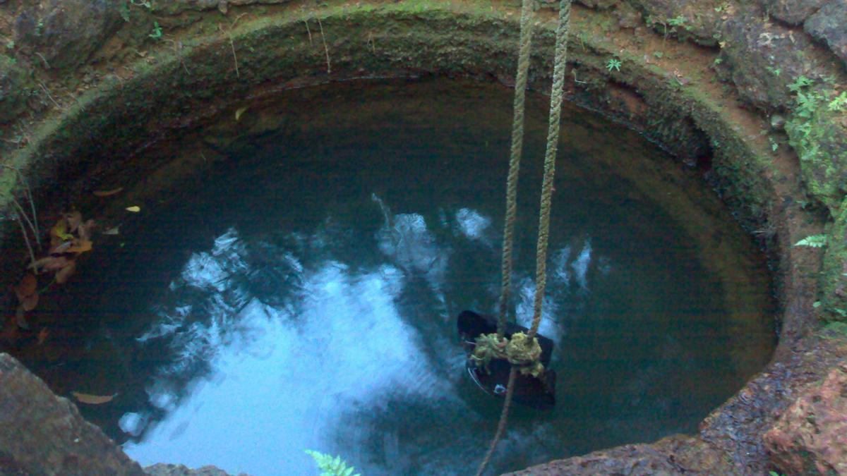 Afloramiento de agua subterranea en un pozo. BLUEMANGOA2Z