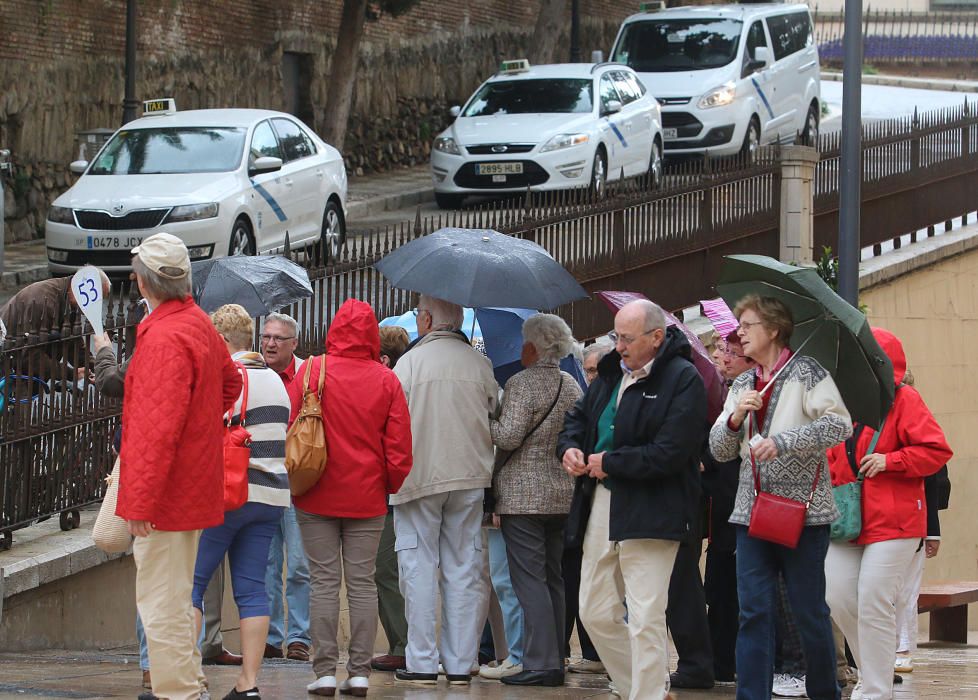 Hasta 4.000 turistas llegados en dos cruceros han pasado una jornada marcada por la lluvia este martes, durante su escala en la capital de la Costa del Sol