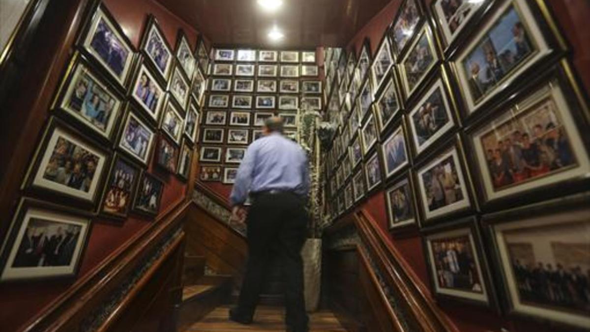 Una escalera forrada de fotos de famosos en el restaurante Salamanca, en la Barceloneta, ayer.