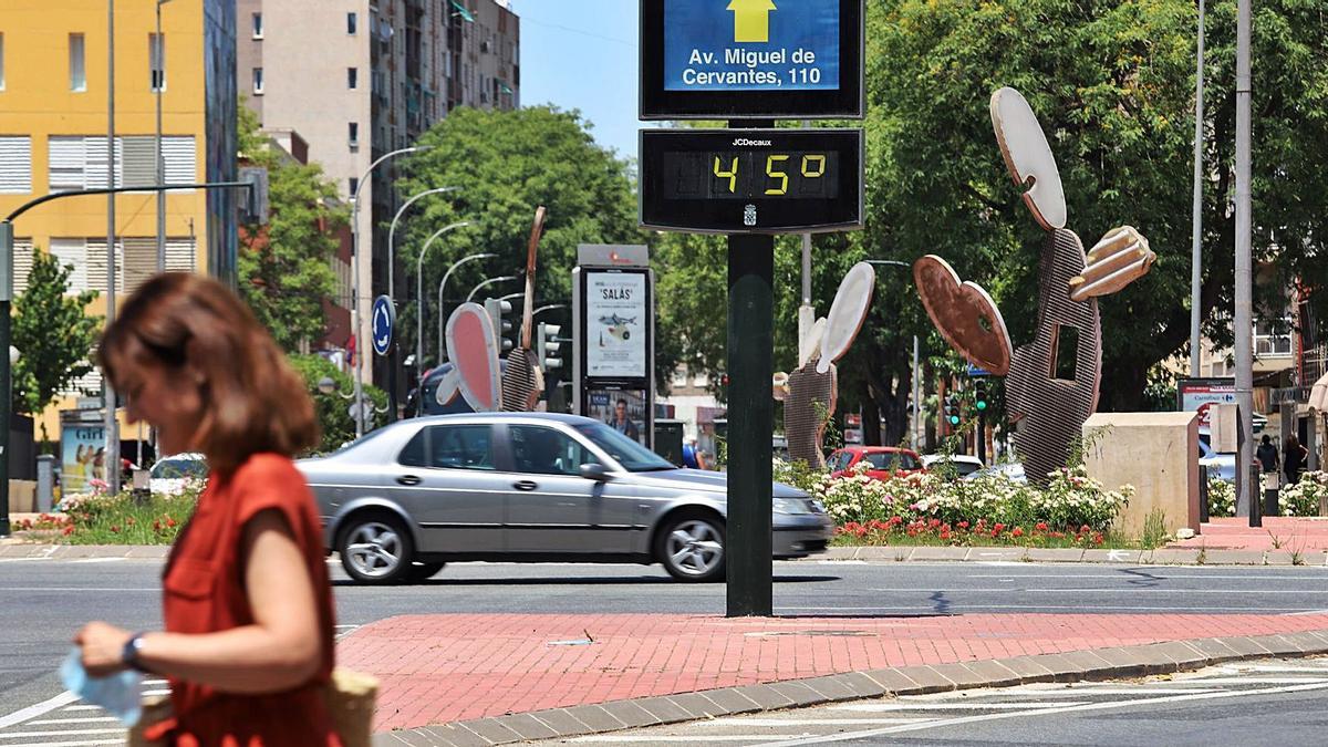 Un termómetro marcaba 45 grados en la plaza de La Opinión en Murcia este verano. | JUAN CARLOS CAVAL