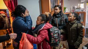 Desahucio de una familia en el barrio de Ciutat Meridiana, en Barcelona, el pasado enero.