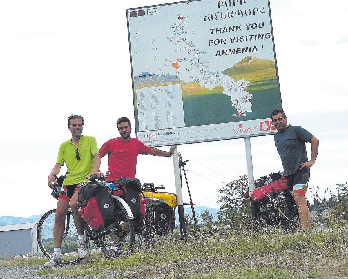 Viaja en bicicleta junto a Javier (Alejo) por los más insospechados lugares.