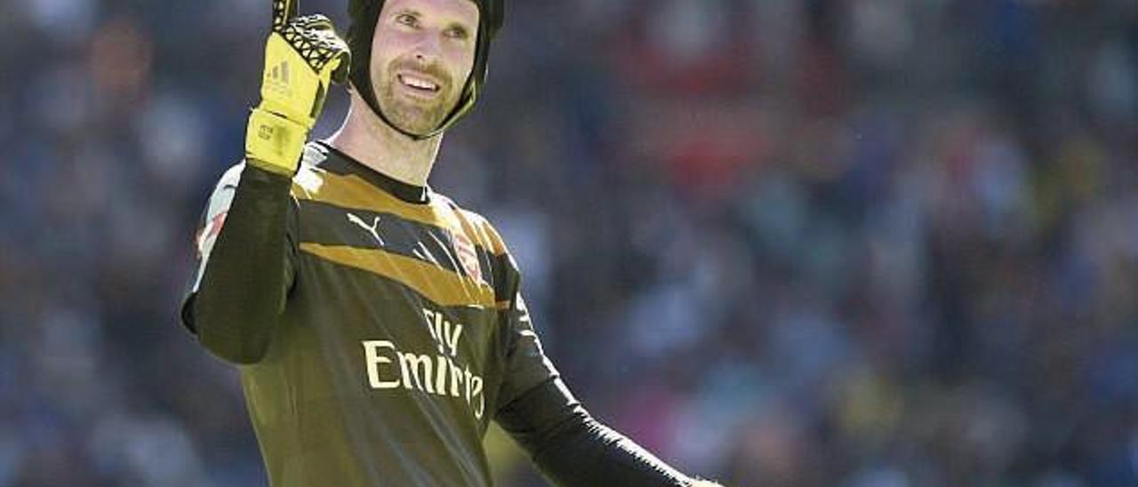 Petr Cech celebra una victoria ante el Chelsea, su exequipo. // Press Association