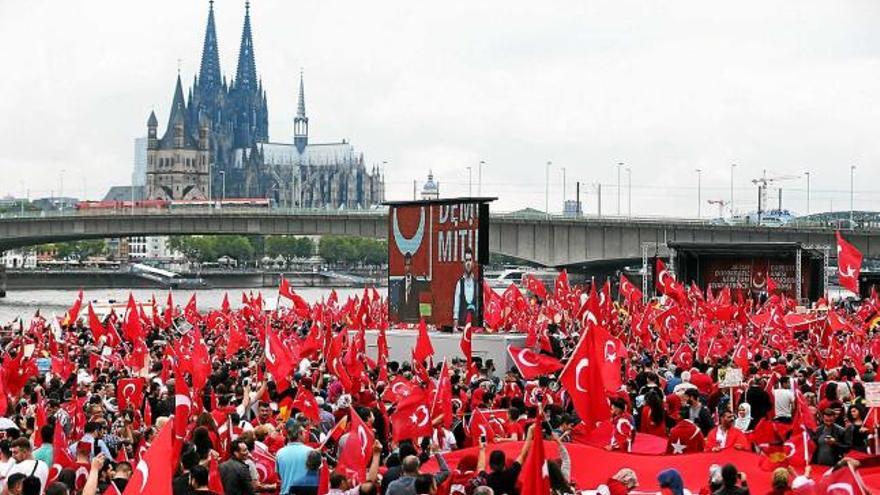 Unes 35.000 persones es van concentrar a Colònia en una manifestació pro-Erdogan