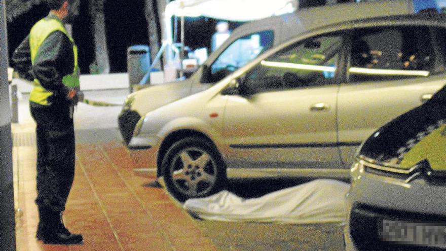 El cadáver cubierto con una sábana en el paseo marítimo de Xàbia.