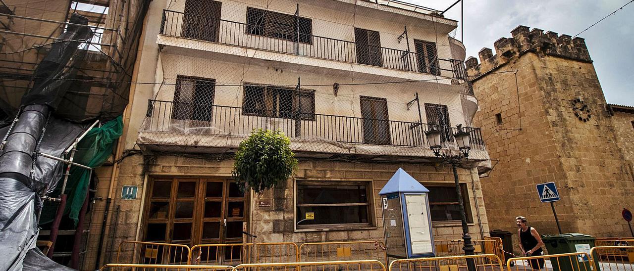 El edificio del antiguo Hotel Ónix, ubicado junto al Palacio del Marqués de Dos Aguas, presenta un alto deterioro