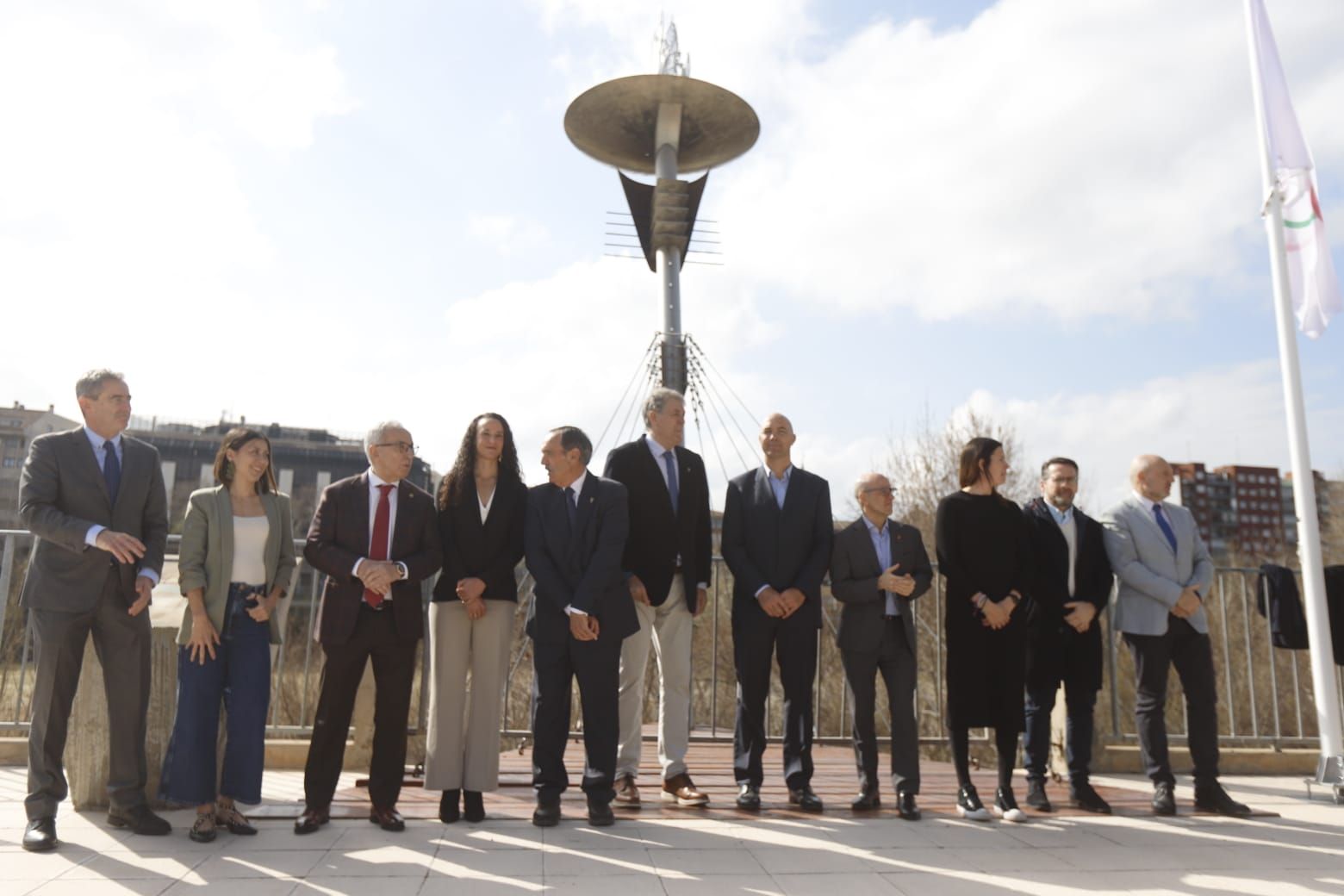En imágenes | La bandera olímpica ya preside desde las alturas en las instalaciones del CN Helios
