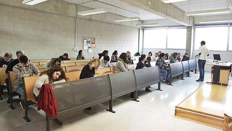 Aspirantes examinándose ayer para entrar en la bolsa de personal interino del Cuerpo Superior.