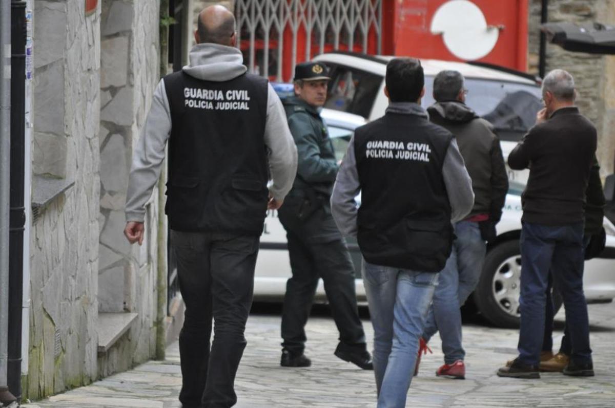 Registro, en Navia, de la vivienda de Javier Ledo, presunto asesino de Paz Fernández en el crimen del embalse de Arbón.