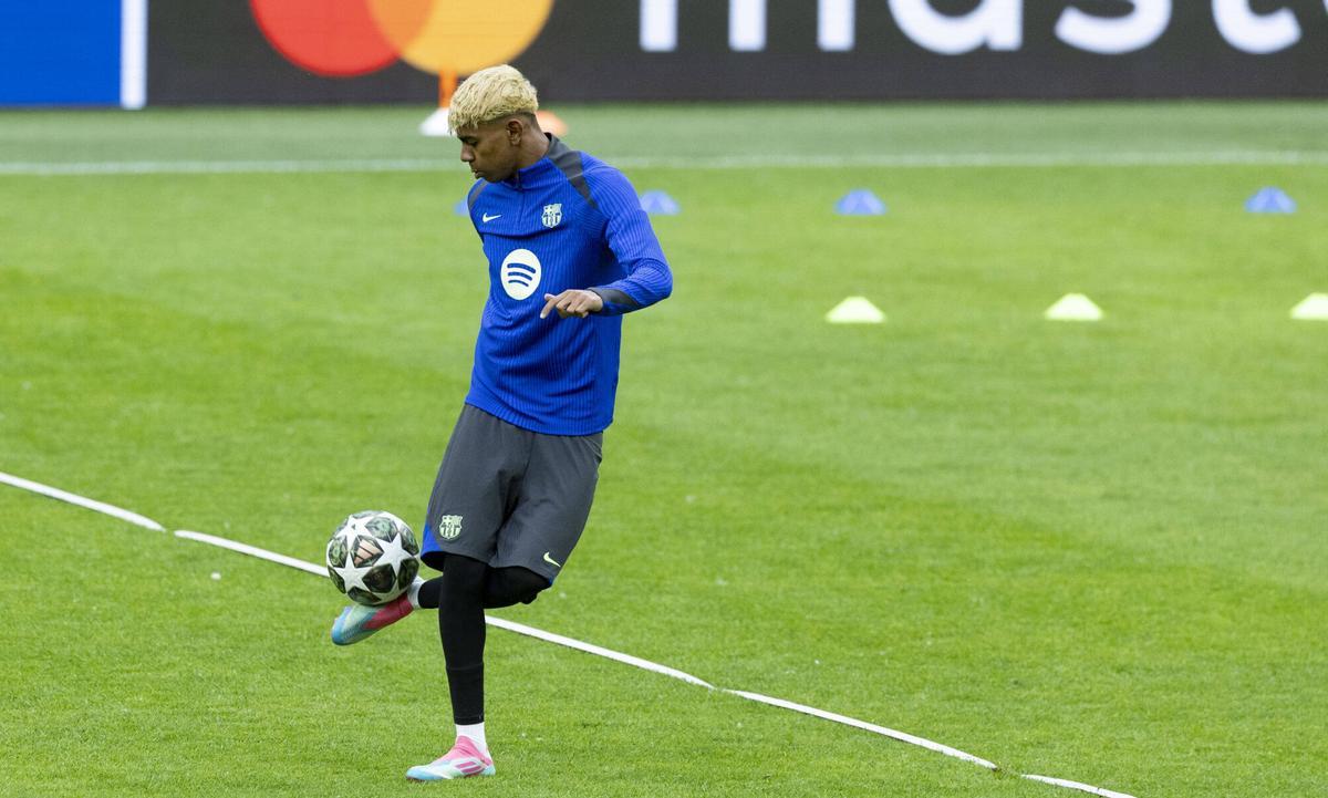 Lamine Yamal toys on the grass of San Siro.