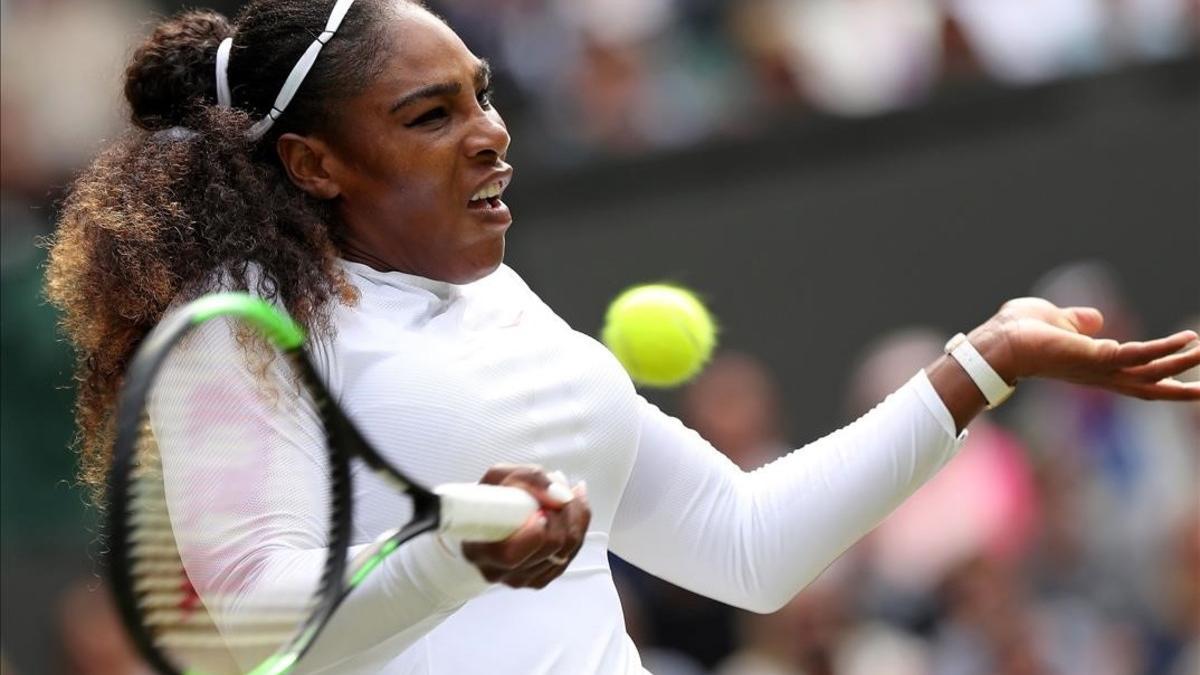 Serena devuelve forzada una bola, en Wimbledon