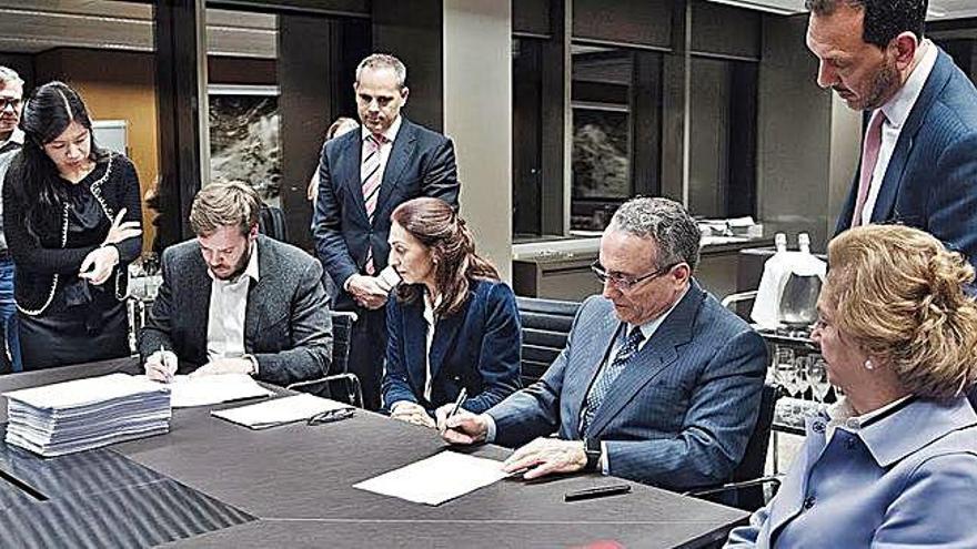 Antonio Asensio, president del Grup Zeta (a l&#039;esquerra), i Javier Moll, president de Prensa Ibérica (a la dreta), en el moment de la firma de l&#039;operació. Arantza Sarasola, vicepresidenta de Prensa Ibérica, a l&#039;esquerra de Javier Moll