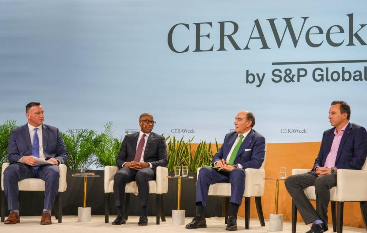 Ignacio Galán, presidente de Iberdrola, segundo por la derecha, durante su participación en el foro CERAWeek. | CEDIDA
