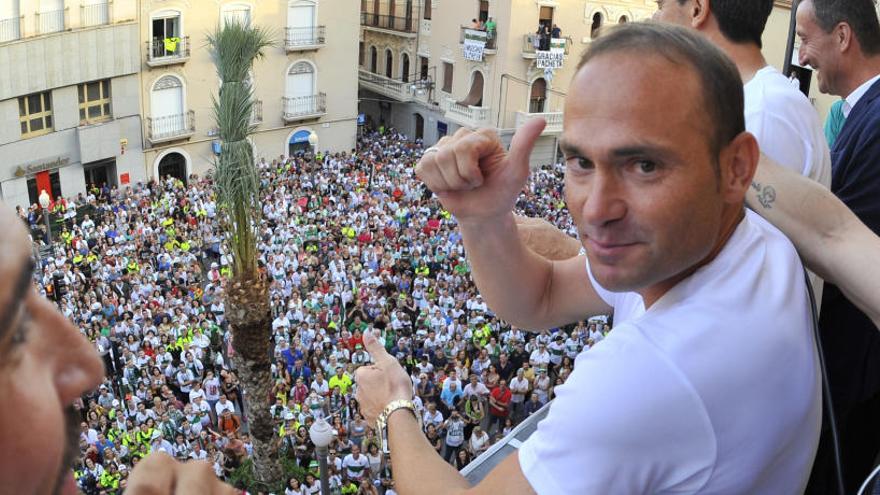 Nino, en el balcón del Ayuntamiento, el año pasado celebrando el ascenso