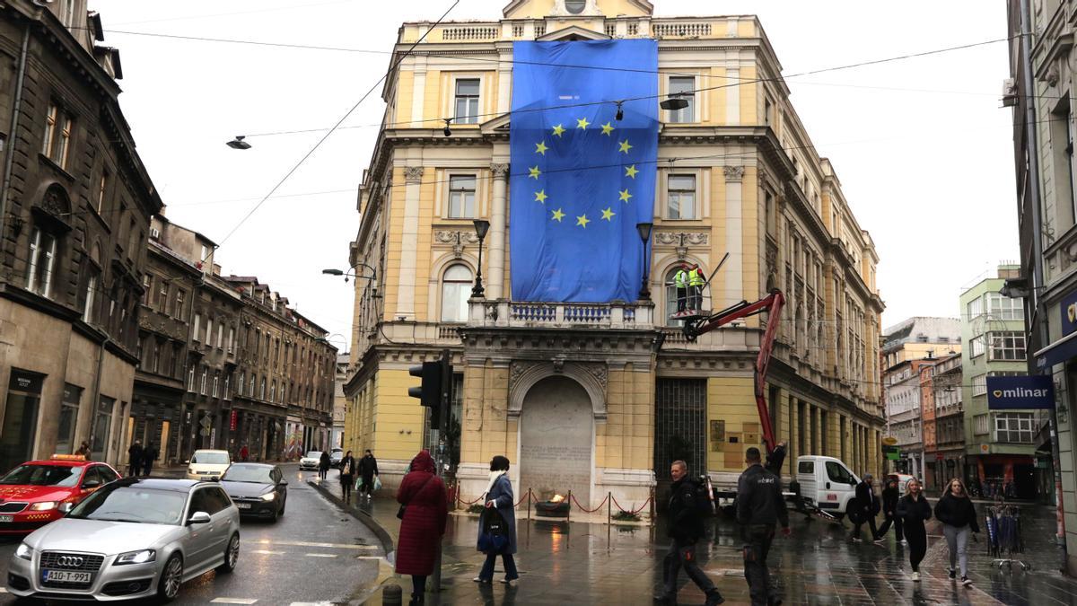 Sarajevo (Bosnia And Herzegovina), 16/12/2022.- A giant EU flag hangs from the facade of a building in the center of Sarajevo, Bosnia and Herzegovina, 16 December 2022. After the governments of the member states of the European Union at a summit in Brussels, Belgium, on 15 December confirmed the recommendation of the European Commission, Bosnia and Herzegovina was granted the status of a candidate for membership in the European Union. (Bélgica, Bosnia-Herzegovina, Bruselas) EFE/EPA/FEHIM DEMIR