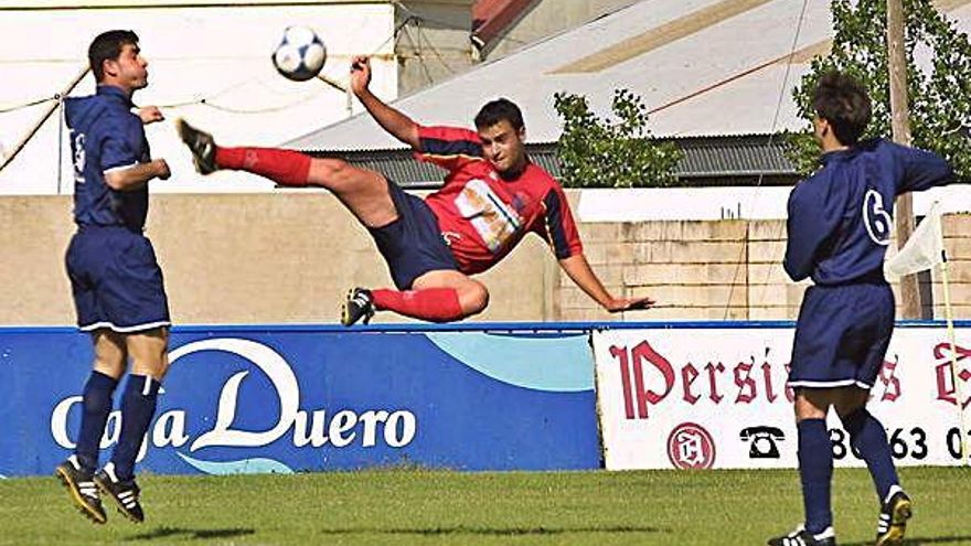 Diego, del CD Benavente, realiza una tijera en un partido contra el Tordesillas en 2002.