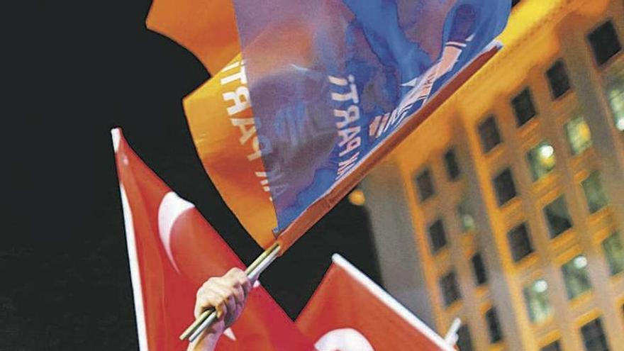 Simpatizantes del AKP, ayer, celebrando el triunfo. // Reuters