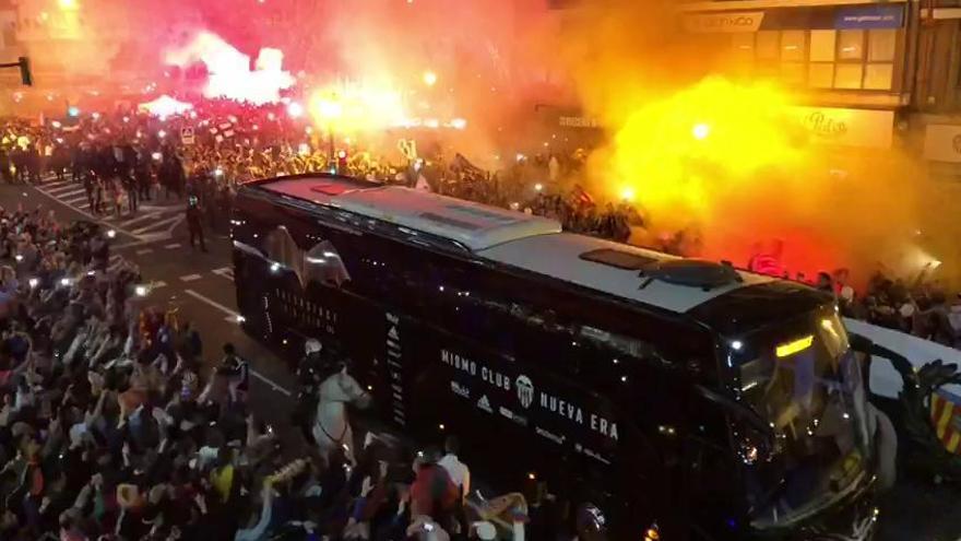 Espectacular recibimiento al autobús del Valencia CF