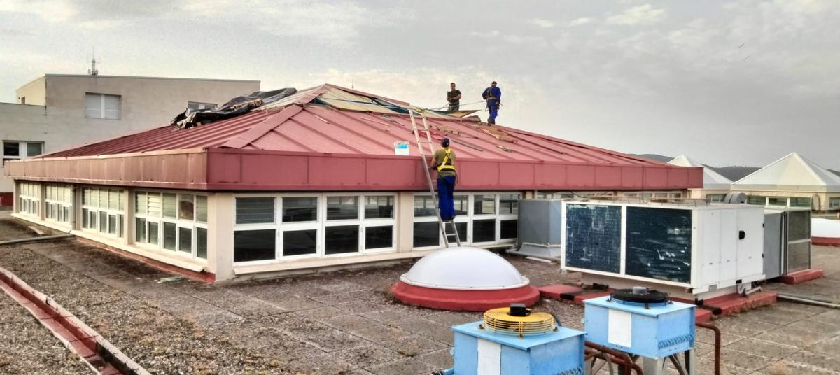 Obras para eliminar las goteras en la lavandería del hospital de Plasencia.