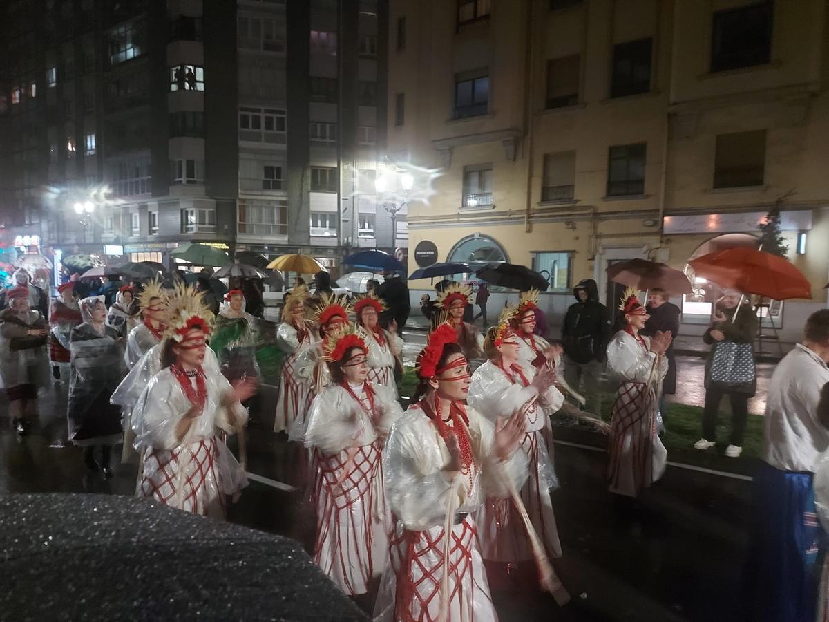 El grupo de mujeres ucranianas "Malvas" apuran los últimos metros del recorrido. Bastantes agrupaciones han llegado al final del mismo, ubicado frente a la Casa Rosada.