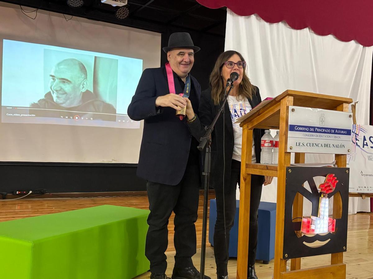 Cuco Suárez con el cencerro que le acredita como "Maceas de honor", junto a Natalia Pastor