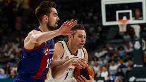 Tomas Satoransky, ante Fabien Causeur en el clásico