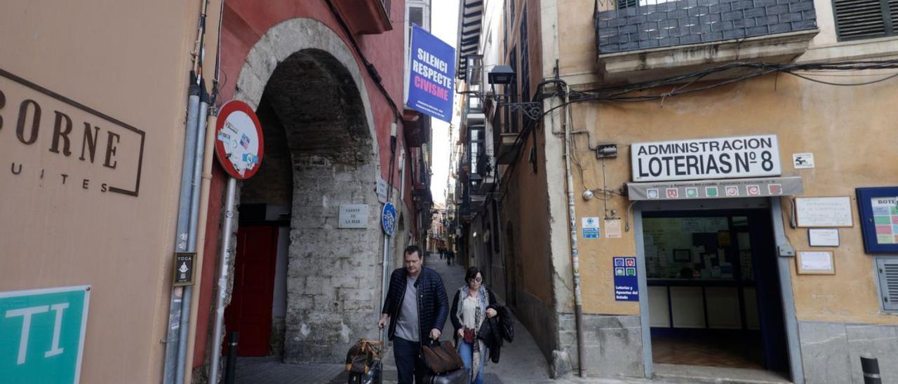 Dos turistas con maletas, en la zona de sa Llonja de Palma.