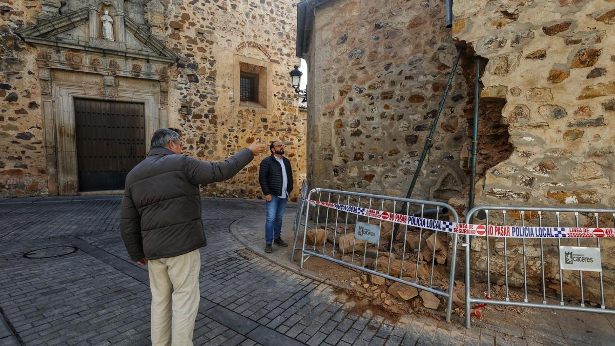 Viandantes señalan los destrozos que causó un camión  tras impactar contra la fachada de la ermita de la Soledad, este miércoles.