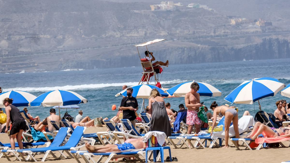 Cruz Roja rescata a ocho personas en las playas de Las Palmas de Gran Canaria durante la Semana Santa