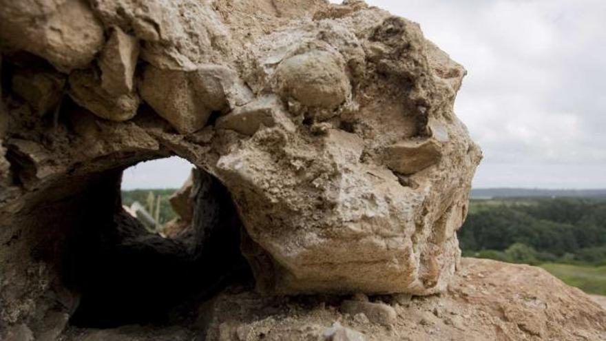 Tramo de la muralla en la que se encontraron  orificios circulares rellenos de sedimentos de madera.