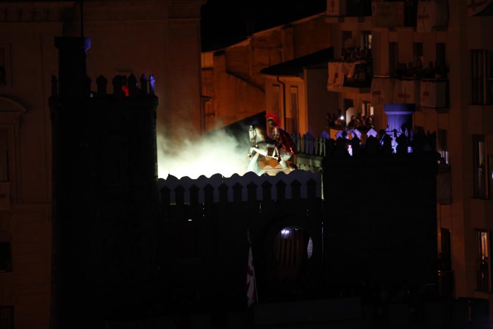 La Aparición de Sant Jordiet sobre el castillo y los fuegos artificiales cierran la Trilogía de las fiestas