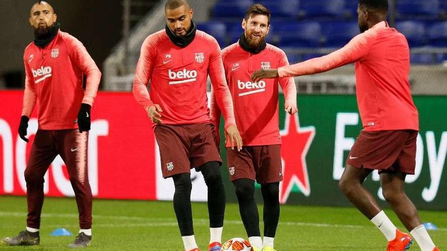 Arturo Vidal, Boateng, Messi y Umtiti, durante el último entrenamiento en Lyon.