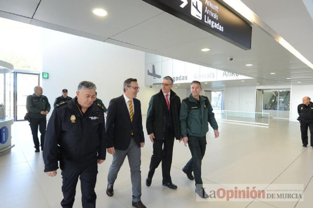 El delegado del Gobierno visita el aeropuerto de Corvera