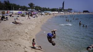 La playa de Nova Icària, en Barcelona, este jueves.