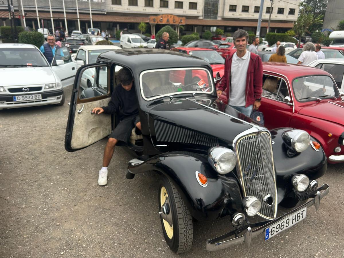 Joyas sobre ruedas: más de 140 vehículos históricos se dan cita en Padrón Joyas sobre ruedas: más de 140 vehículos históricos se dan cita en Padrón