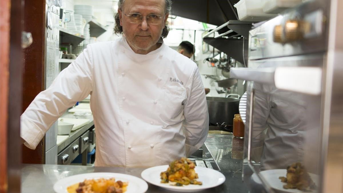 Narcis Rabasseda del restaurante Can Rabasseda con sus bacalaos