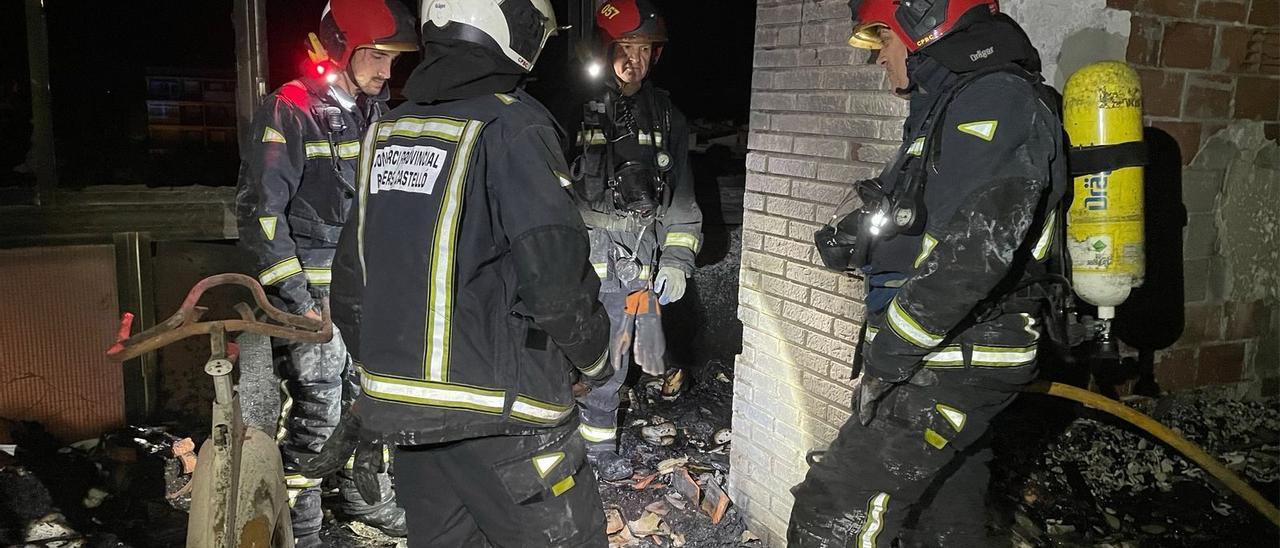 Bomberos del Consorcio en la vivienda calcinada por las llamas en Benicàssim