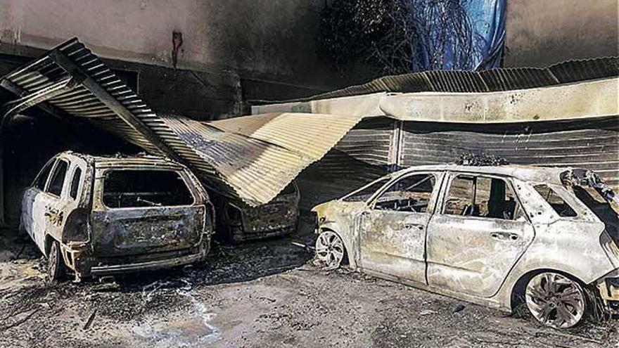 Coches quemados durante la madrugada del lunes en el exterior del cuartel de la Policía Local en Son Gotleu.