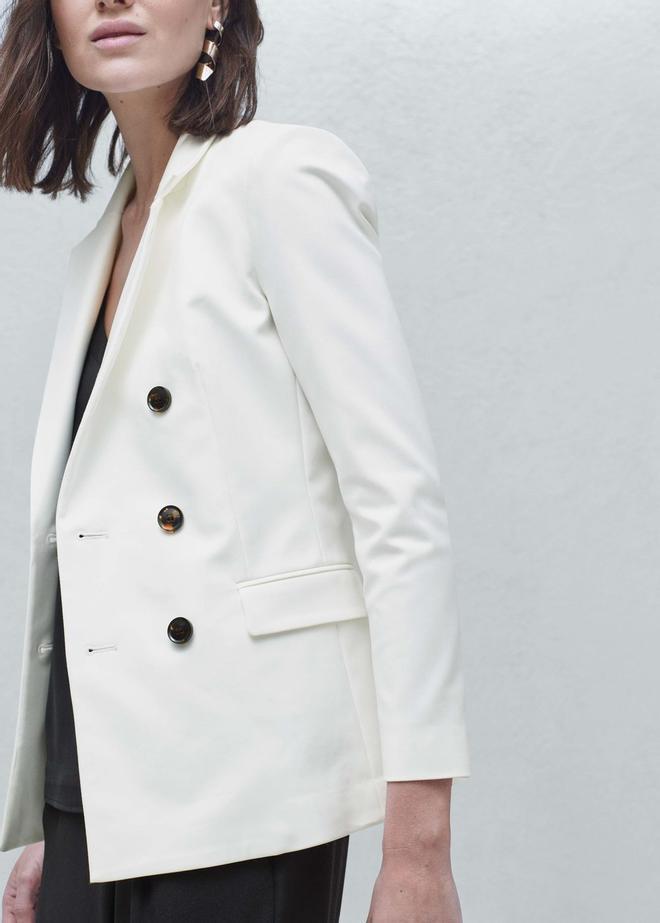 Tesoros de rebajas 'mid season', blazer en color blanco de Mango (29,99€)