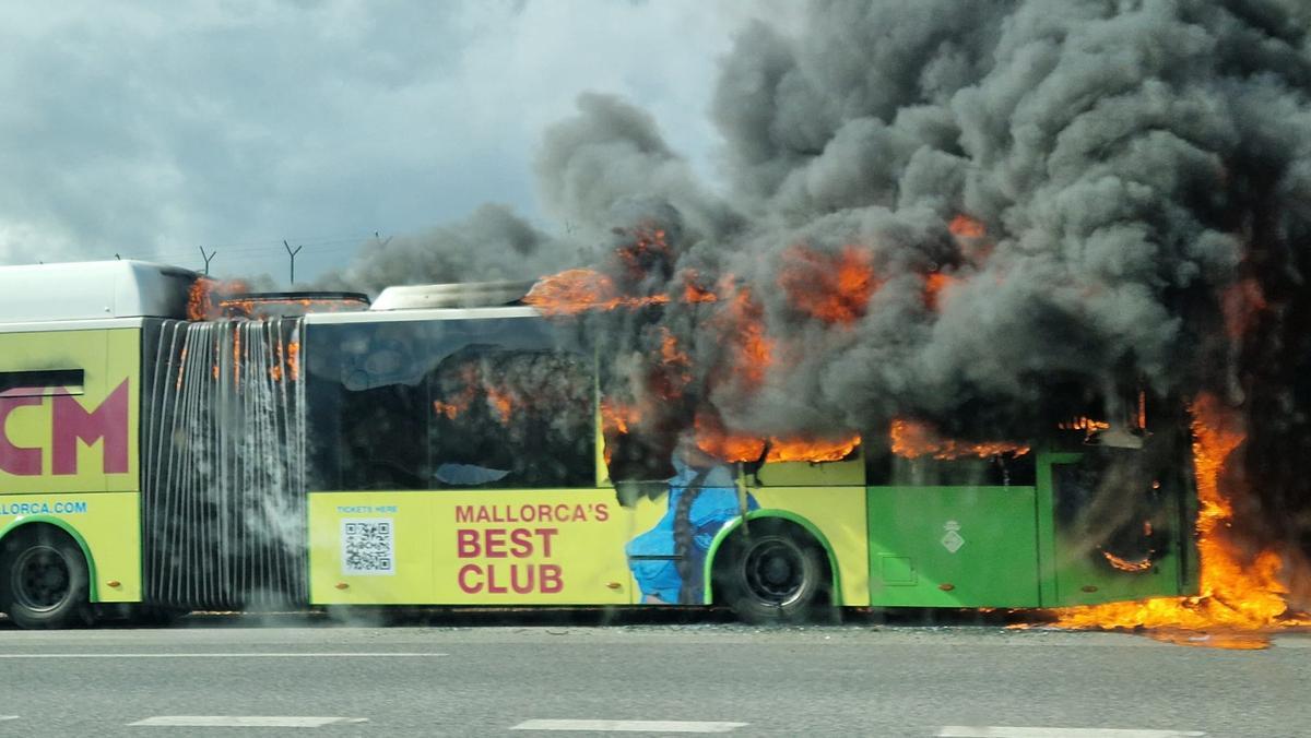Incendio de un autobús de la EMT en la Vía de Cintura de Palma