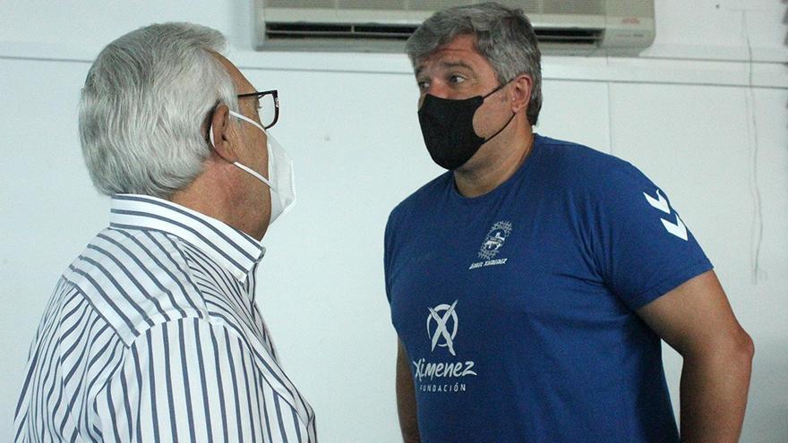 El presidente, Mariano Jiménez, dialoga con el primer técnico, Paco Bustos.