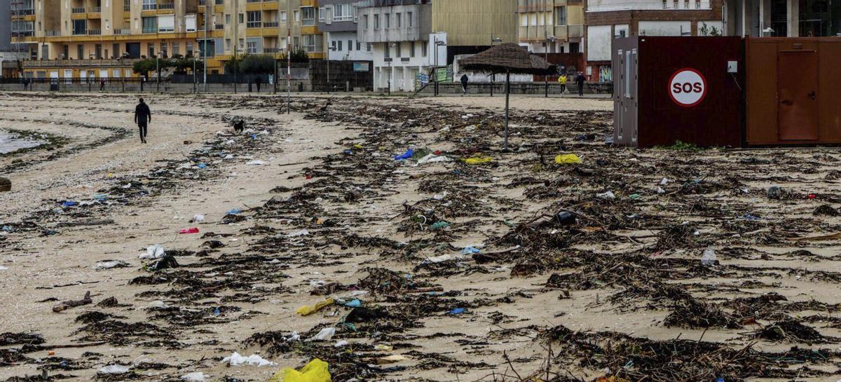 La playa de A Concha-Compostela presenta una gran acumulación de restos de temporales.